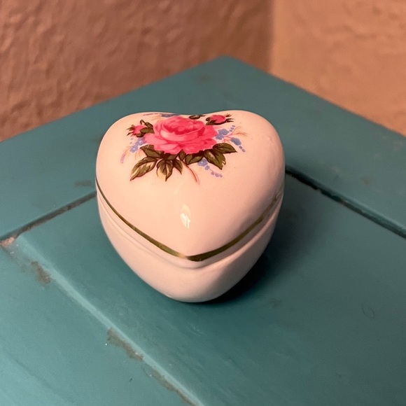 Vintage I. W. Rice Heart Shaped Floral Trinket Box-Porcelain Japan - Picture 2 of 3